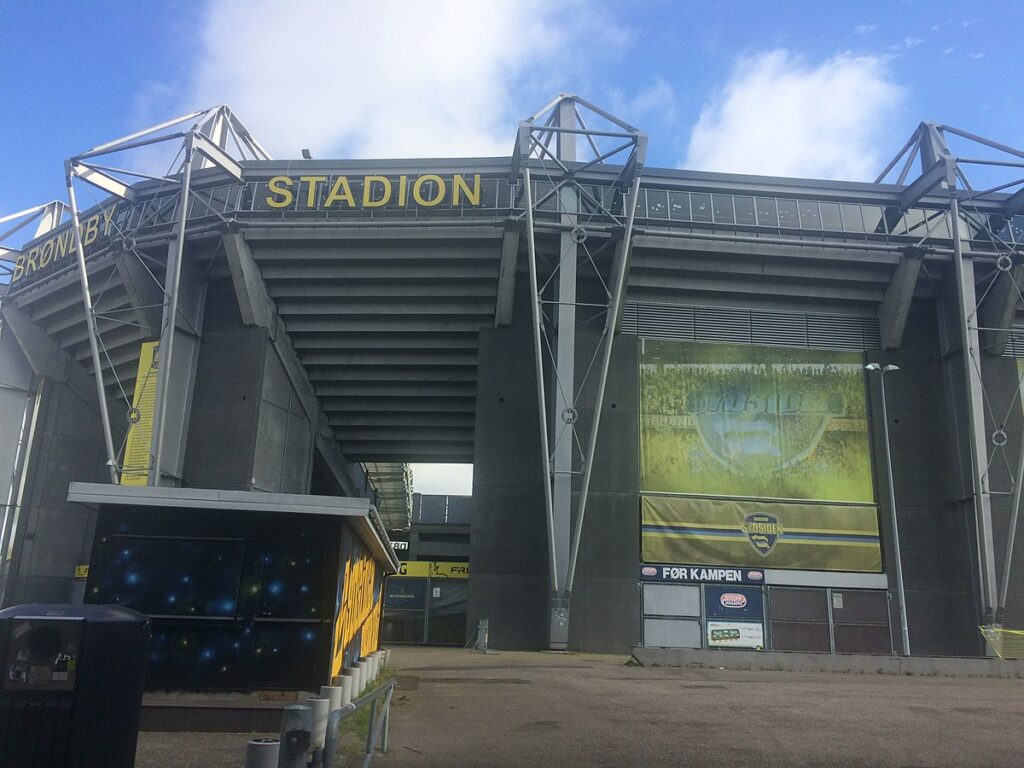 Indgangen til Sydsiden på Brøndby Stadion set udefra.