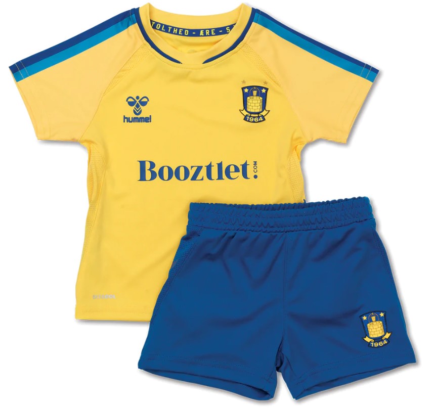 Brøndby trøje og shorts i børnestørrelse.