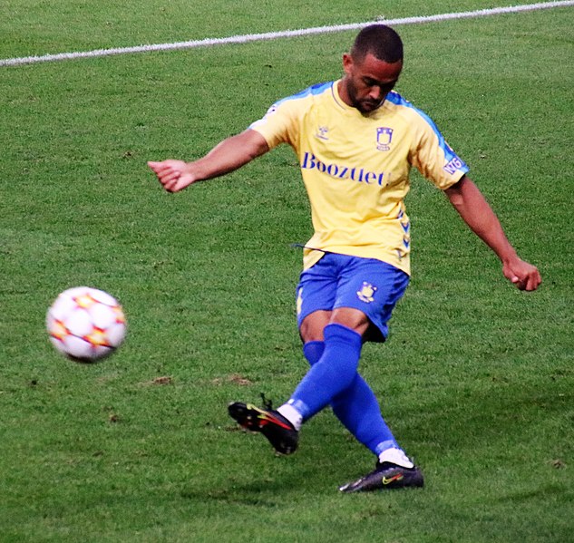 Brøndby-spilleren Kevin Mensah under en fodboldkamp.