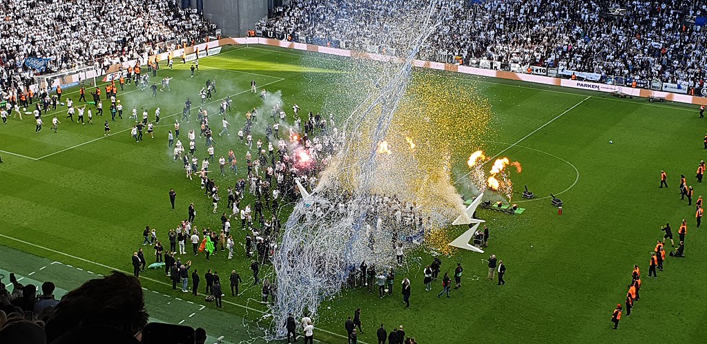 fck fans invaderer banen efter pokalfinalen i 2022.