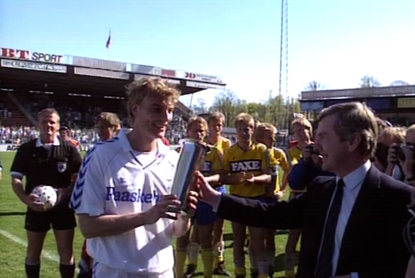 Lars Olsen får overrakt pokalen efter, at Brøndby vandt pokalfinalen i 1989