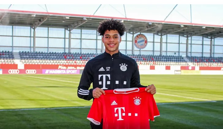 Justin Che med en Bayern München-trøje