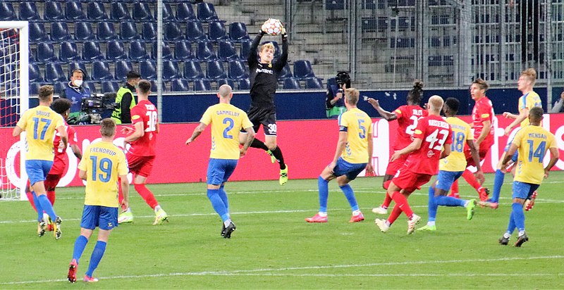 Mads Hermansen griber en bold i en kamp for Brøndby imod Red Bull Salzburg i 2021.