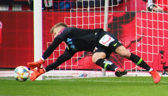 Patrick Pentz i kamp for Austria Wien imod RB Salzburg.