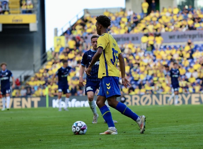 Noah Nartey i kamp for Brøndby imod Randers FC i Superligaen
