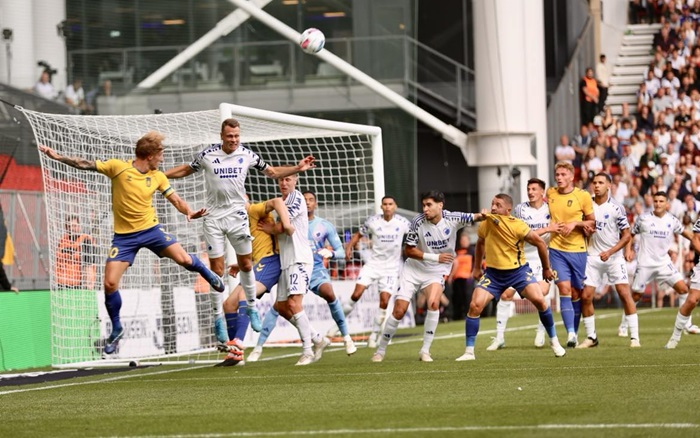 Brøndby sparker hjørnespark under derby-kampen imod fck i Parken i Superligaen.