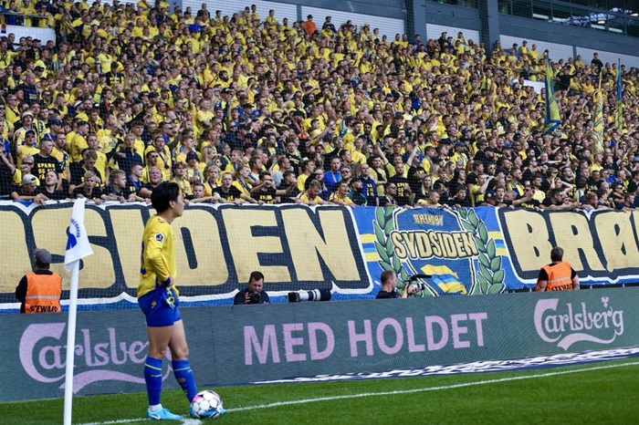 Yuito Suzuki sparker hjørnespark under FCK-Brøndby i Parken foran Brøndbys fans