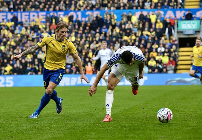 Daniel Wass i kamp for Brøndby imod fck