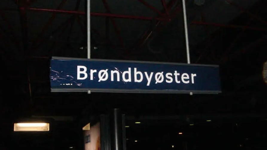 Billede fra Farum Station, som Brøndby-fans omdøbter til Brøndbyøster Station i 2007