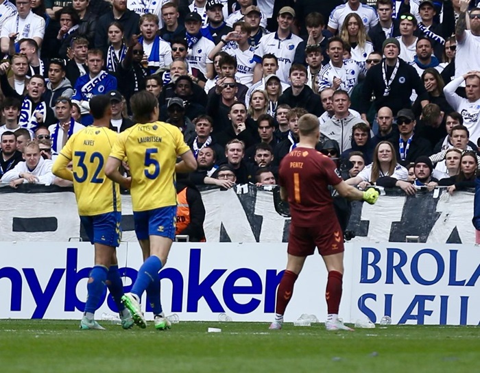 Patrick Pentz jubler efter Brøndbys sejr imod fck