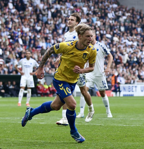 Daniel Wass fejrer mål imod fck