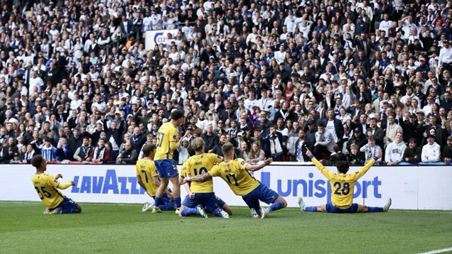Brøndby-spillere fejrer scoring i Parken imod fck