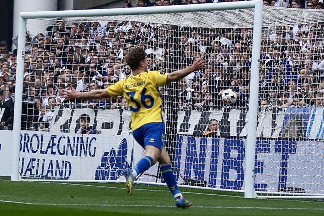 Mathias Kvistgaarden fejrer mål imod fck