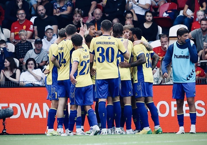 Brøndby-spillere i kamp imod FCN på Farum Park