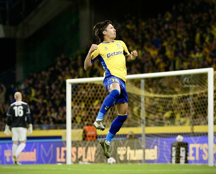 Sho Fukuda fejrer et mål for Brøndby imod OB i Superligaen