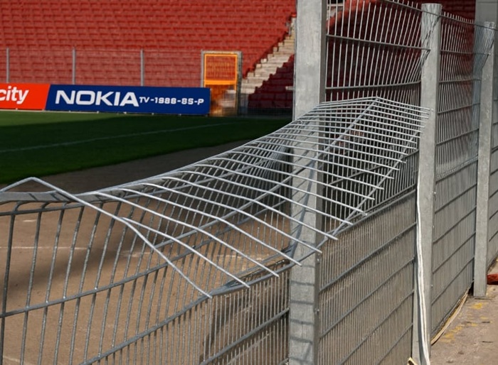 Ødelagt hegn i Parken efter Sorte fredag, hvor Brøndby hooligans smadrede en stor del af stadion.