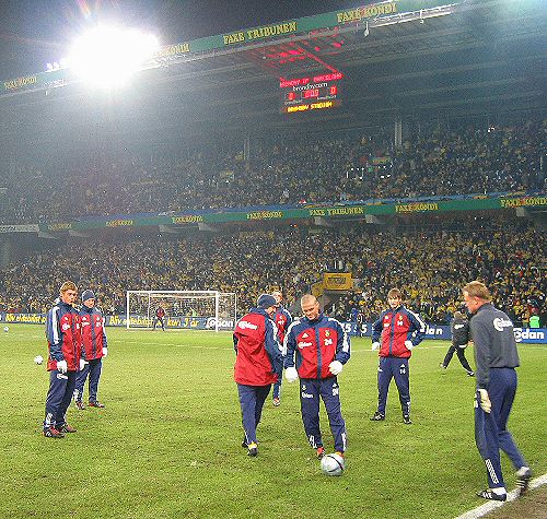 Brøndby-spillere varmer op før kampen imod FC Barcelona