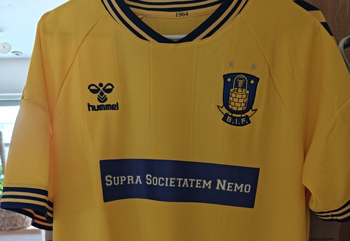 En Brøndby-trøje uden bettingsponsor på