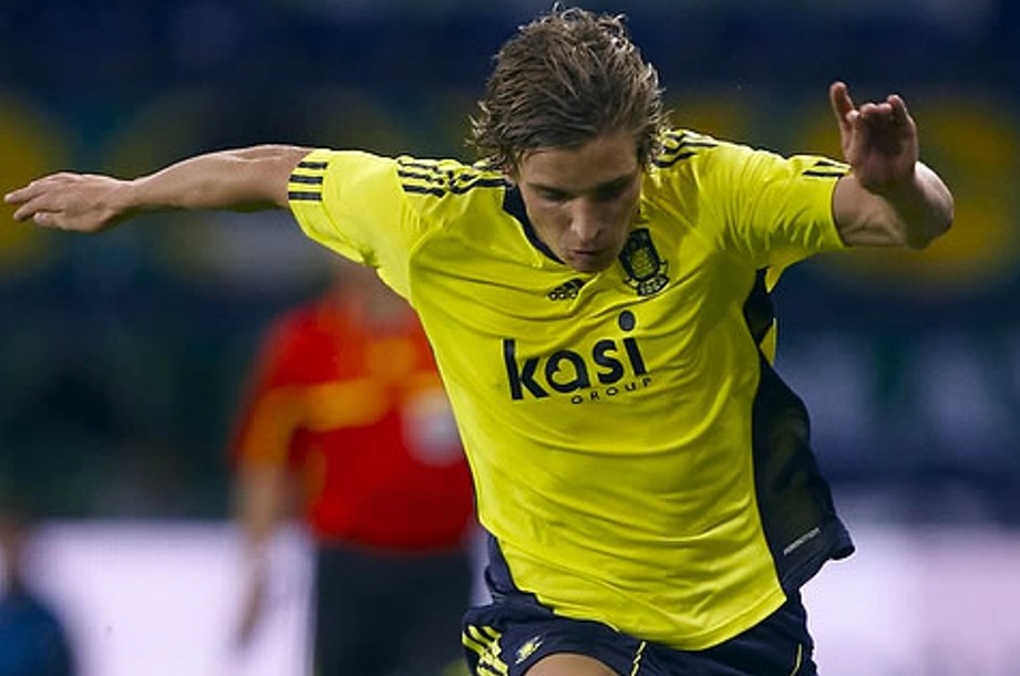 Jens Stryger Larsen i kamp for Brøndby med KasiGroup logo på trøjen