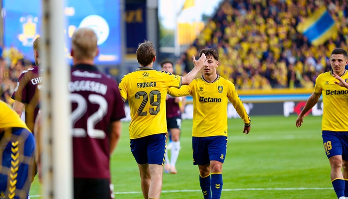 Mads Frøkjær og Olti Hyseni fejrer mål for Brøndby imod Sønderjyske.